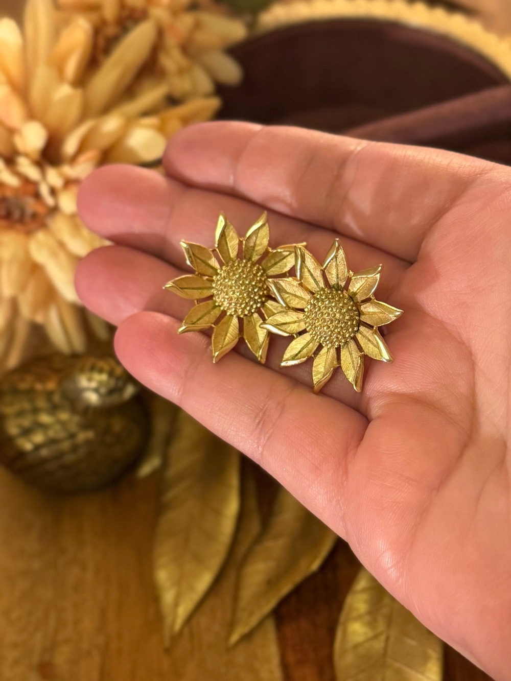 Gold Sunflower Vintage Earrings - Picture 13 of 14